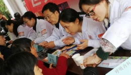 内分泌科党支部和呼吸与危重医学科党支部联合开展“温情进基层,义诊献爱心主题党日活动