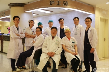 机器人手术团队