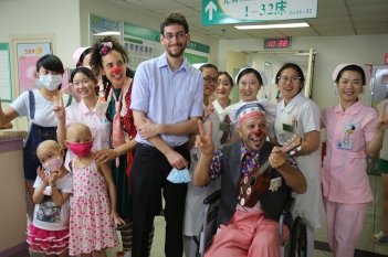 以色列“医疗小丑”到儿科