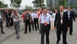 全国百名党报总编赴崇州分院采访