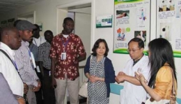 非洲法语国家针灸技术培训班来我院参观