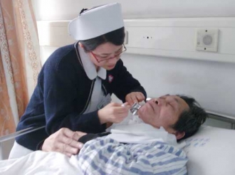 泌尿外科一病区护士为男病人刮胡子