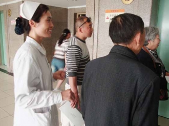 护士送出院患者至电梯口