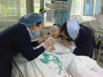 ICU护士逗乐患儿
