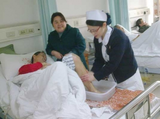 泌尿外科一病区护士为管床病人晚间护理