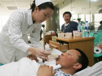 骨科护士为青海地震伤员喂食