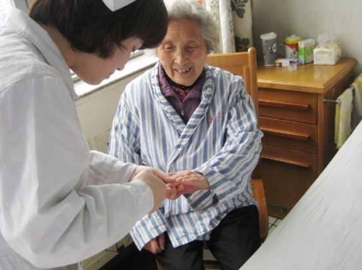 眼科护士为病人剪指甲