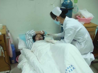 为病人喂饭
