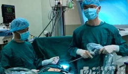 胸外科成功实施首例经剑突下单孔胸腔镜双侧肺大疱切除术