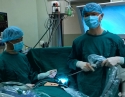 首例经剑突下单孔胸腔镜双侧肺大疱切除术