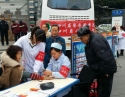 团员青年走上街头开展交通事故医疗救治宣传活动