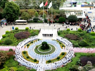 我们把国旗与旭日一起升起