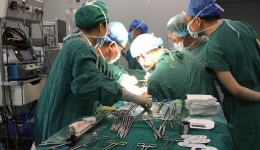 器官移植中心成功实施我院首例亲属成人到成人活体右半肝移植
