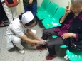 温暖：门诊患者血流如注  众人急救