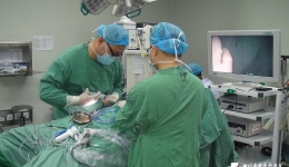 集团崇州医院完成首例经乳入路全腔镜下甲状腺侧叶切除术