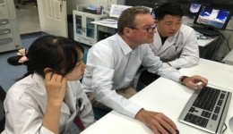 瑞士日内瓦大学医院专家来我院放射科交流