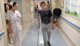 四川观察：长宁地震最重伤员康复：回去我还要继续做凉糕！