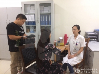 接受媒体采访