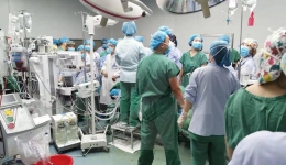 5幅锦旗感谢集团崇州医院挽救危重症患者性命