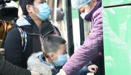 四川观察：记者直击丨今天支援湖北医护人员送行队伍里 有一名7岁男孩