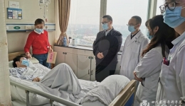 省卫健委机关党委书记、工会联合会主席张涛到我院看望患病博士张霖