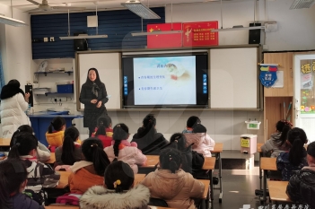 走进泡小开展青春期专题学校安全教育