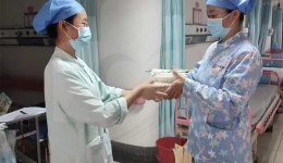 我为群众办实事——营养科党支部将餐食送到职工手里