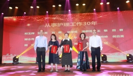 护理部/护理研究中心举办“薪火相承守初心?创新聚力引未来” 5.12国际护士节庆祝暨表彰大会