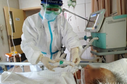 在前线打造一支专业的重症护理队伍：外科监护室护士长杨琴