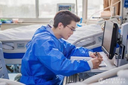 他找到了重症护士应该坚持的位置和方向：重症医学中心邓成强