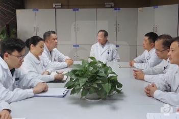 器官移植中心研究所组建者、前任院长邓绍平参加科室讨论