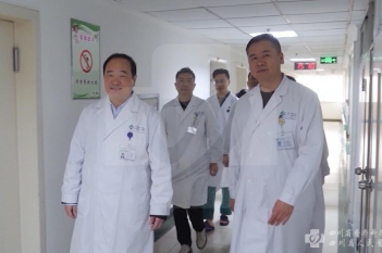 器官移植中心研究所组建者、前任院长邓绍平参加科室讨论