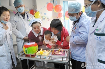 全国最小肝移植患儿康复出院