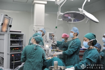 达芬奇机器人手术系统辅助超低位直肠癌保肛手术