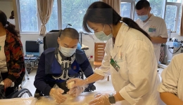 康复作业治疗室医患共同做月饼、过中秋