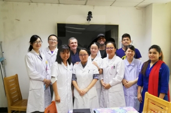 与外国专家及留学生交流