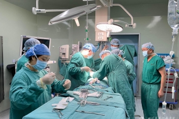 甲状腺巨大包块手术