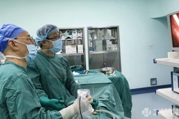 陈绍基主任指导手术