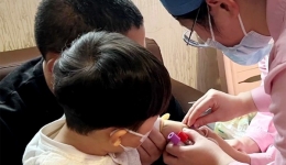 封面新闻：全球报道不足500例 四川省医院多学科联合救治2岁罕见病宝宝