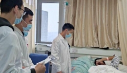 中国新闻网：四川“00后”小伙拇指缺失10余年 医生“移花接木”脚趾变手指
