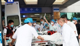 央视新闻：雅安石棉县3名地震伤员转运至四川省人民医院接受治疗