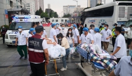 石棉县3名地震伤员转运至四川省人民医院接受治疗