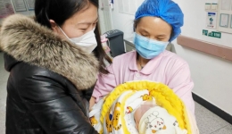 人民日报：奋战20天 生命大营救 新冠肺炎危重型患儿小橙子出院啦