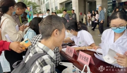 药学部党支部、药师志愿者工作站开展“‘药’你健康，‘益’路同行”安全用药公益活动