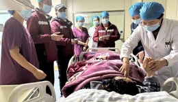 封面新闻：四川省人民医院专家组处置地震伤员119人 心理专家开展心理疏导