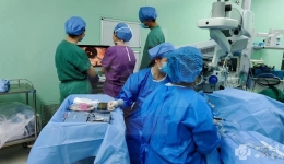 眼科成功开展小梁网微支架引流系统植入手术