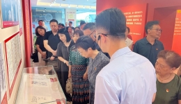 离退休党总支组织党员干部参观“中国共产党人的家风”档案展