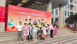 封面新闻：今天的医院有歌声！四川省人民医院举办国庆健康快闪活动