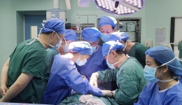 太惊险！皮皮虾尾骨差点刺破颈动脉！