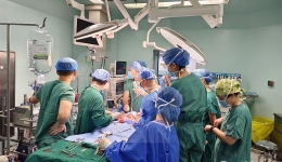 我院救治一名遭遇车祸颈部仅有擦伤气管却断了的患者